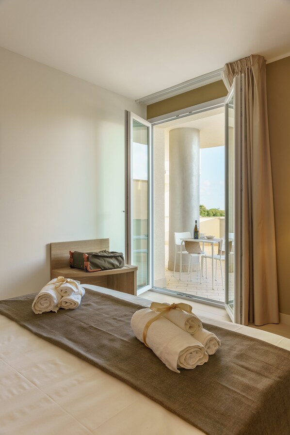 Deluxe Apartment, Kitchenette, Pool View | Egyptian cotton sheets, premium bedding, minibar, in-room safe - Travini Hotel Residence (Marsala)