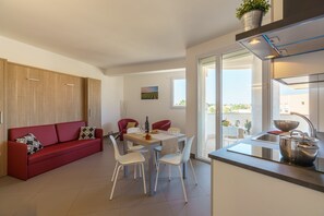 Suite – panorama, tekjøkken, bassengutsikt | Oppholdsområde | En 40-tommers Flatskjerm-TV med digitale kanaler samt TV