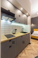 Superior studio, 1 kingsize bed (id 1201) | Privékeuken | Een mini-koelkast, een magnetron, een kookplaat, een waterkoker