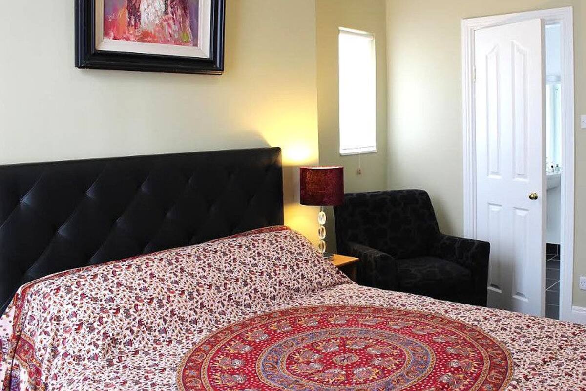 Iron/ironing board, WiFi (free), bed sheets