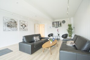 Studio Confort | Coin séjour | Télévision à écran plat de 32 pouces avec chaînes par câble, télévision