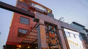 Un hotel moderno con un letrero llamativo que dice "HOTEL WINWAY".