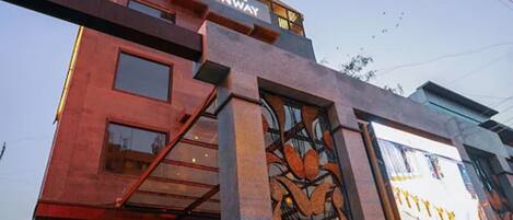 Voorkant accommodatie - avond/nacht