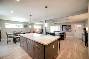 Interior - Pool Table, garage, FREE GOLF, & Dog Friendly! Near ASU, Tempe, Old Town Scottsdale & Giants Stadium (Scottsdale)