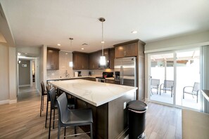 ثلاجة، ميكروويف، فرن، موقد طهي مسطح