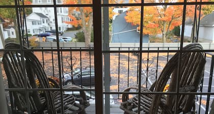 Metrowest Nest -- A Cozy 1 bedroom condo + parking near commuter rail