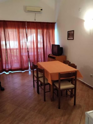 Apartemen, 1 kamar tidur | Makan di kamar
