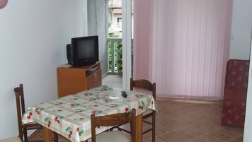 Apartemen, 1 kamar tidur | Makan di kamar