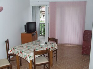 In-room dining - Apartments Lazović (Zelenika)