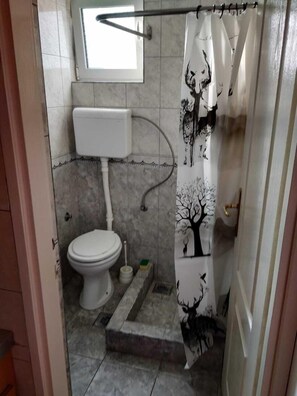 Studio Apartment | 浴室 | 淋浴設備、免費梳洗用品、提供毛巾、番梘