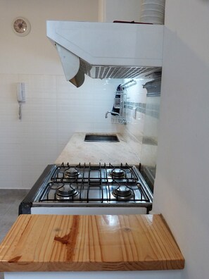 Kjøleskap, mikrobølgeovn, ovn og kaffetrakter/tekoker