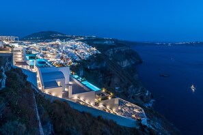 A coastal hotel with a pool, located on a cliff overlooking the sea. - White Ark - Adults Only (Santorini)