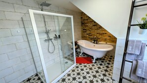 Bathtub, hair dryer, towels, soap - Lychen-Daheim, studio in the heart of Lychen for 2 persons (Lychen)