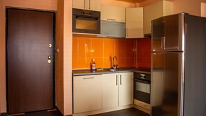 Appartement, uitzicht op stad | Privékeuken | Een koelkast/vriezer, een oven, een kookplaat, een vaatwasser