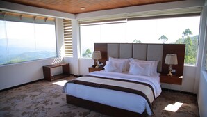 Phòng Suite, quang cảnh núi | Minibar, két bảo mật tại phòng, bàn, màn/rèm cản sáng 