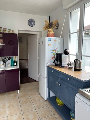 Réfrigérateur, four à micro-ondes, un four, surface de cuisson