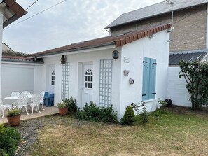 Outdoor dining - vacation rental in a small seaside village (Lion-sur-Mer)
