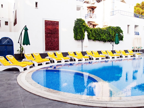 2 outdoor pools