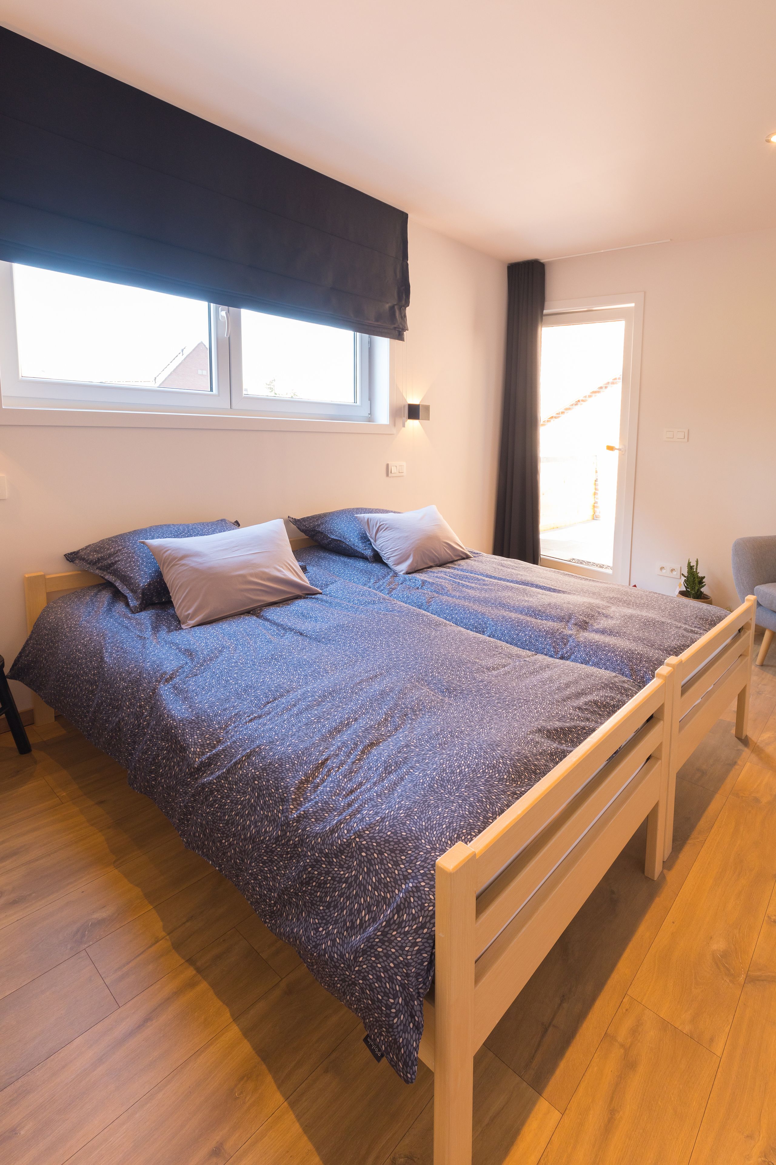 Een bureau, reisbedje, gratis wifi, beddengoed