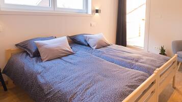 Een bureau, reisbedje, gratis wifi, beddengoed