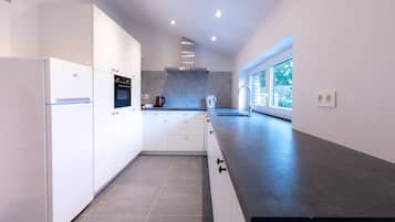 Grand réfrigérateur, four, plaque de cuisson, lave-vaisselle