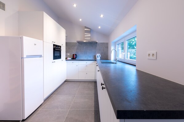 Full-size fridge, oven, stovetop, dishwasher - Vakantiewoning De Gulden Sleutels (Kruibeke)