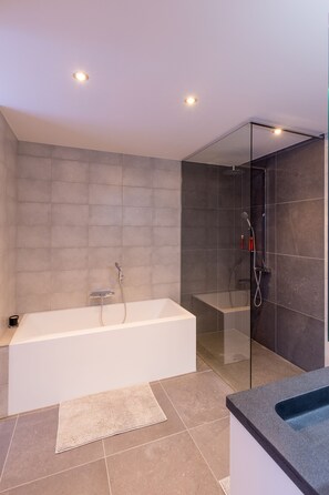 Rainfall showerhead, hair dryer, towels, soap - Vakantiewoning De Gulden Sleutels (Kruibeke)