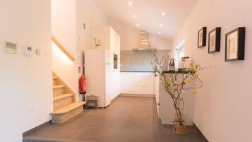 Refrigerador con congelador, horno, parrilla de estufa y lavavajillas