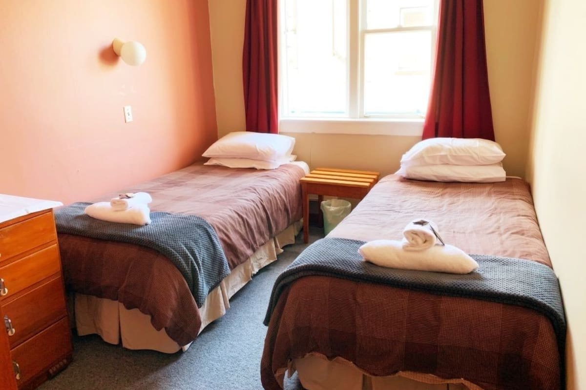 Twin Room | Iron/ironing board, free WiFi, bed sheets