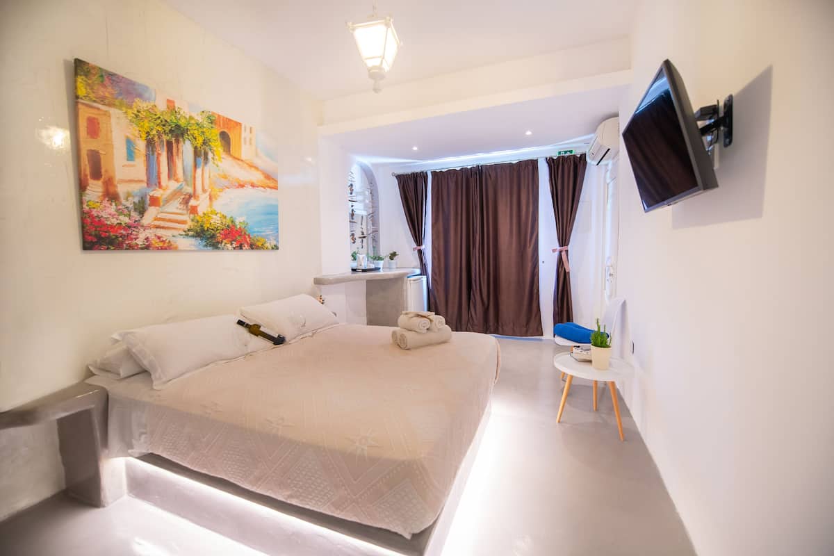 Junior Room, Pool View | 1 bedroom, minibar, in-room safe, individually decorated