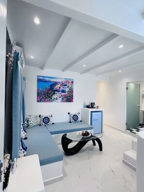 Hus – deluxe, terrasse, bassengutsikt | Oppholdsområde | En 28-tommers Flatskjerm-TV med Parabol-TV samt TV