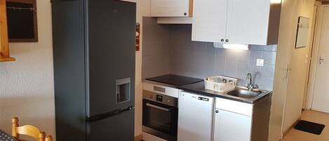 Geladeira, micro-ondas, fogão, lava-louças