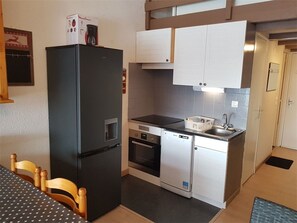 ثلاجة، ميكروويف، فرن، غسالة أطباق