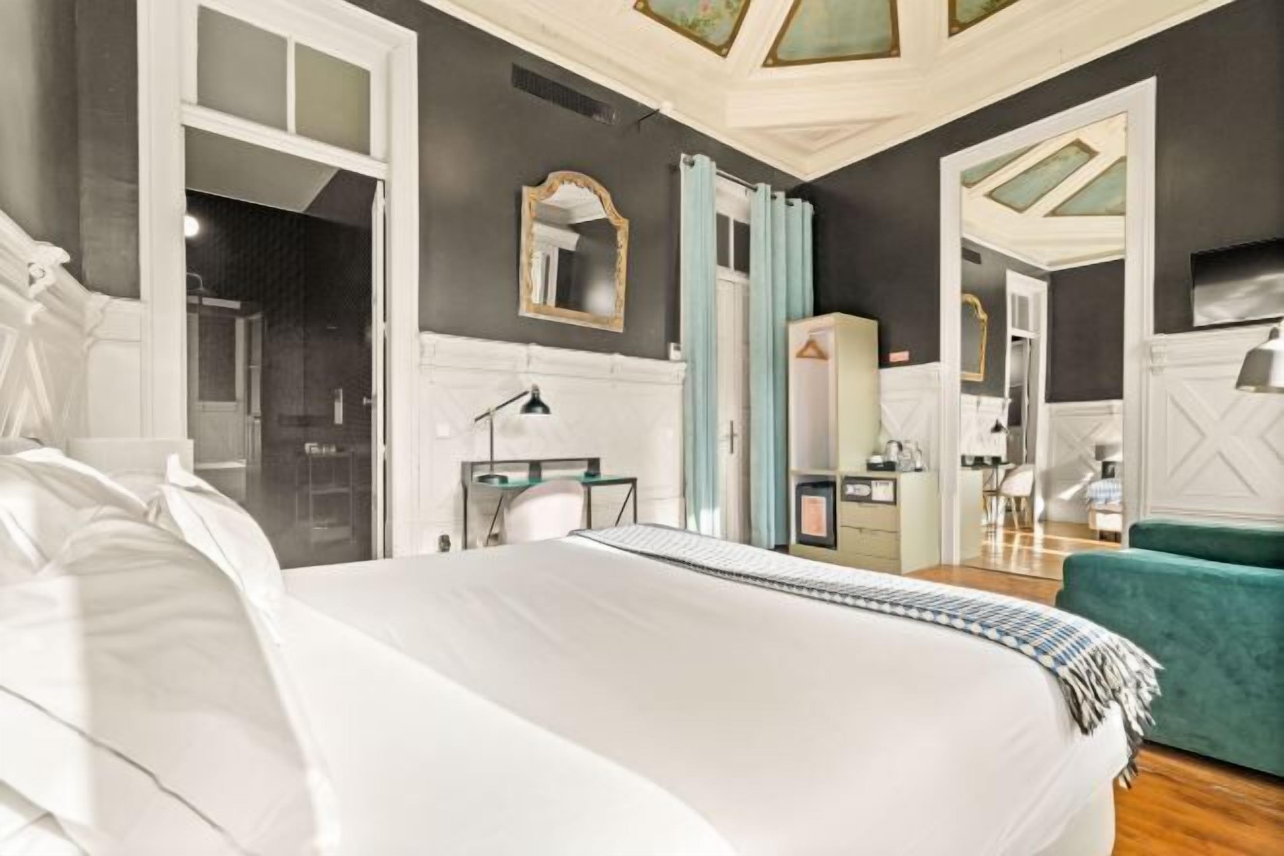 1 bedroom, hypo-allergenic bedding, minibar, in-room safe