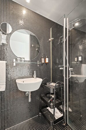 Kamar Double | Kamar mandi | Pengering rambut, handuk, sabun, dan sampo