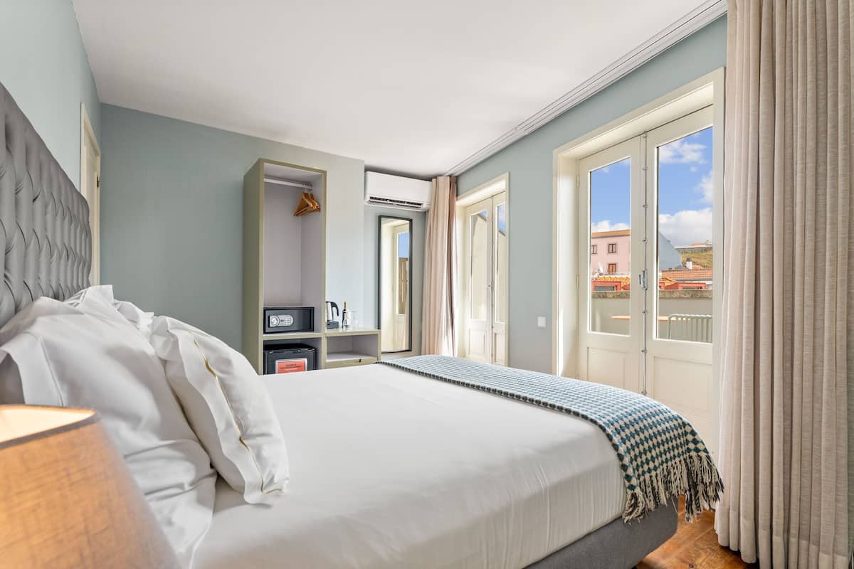 Double Room with Balcony | 1 sovrum, allergitestade sängkläder och minibar