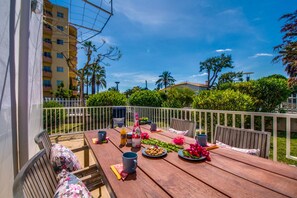 屋外ダイニングエリア