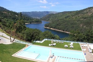 Alberca al aire libre y camastros 