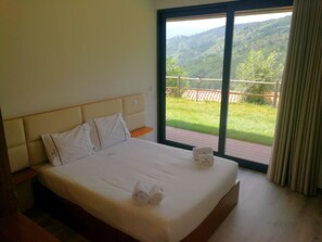 Memory-foam beds, minibar, blackout curtains, soundproofing - Dobau Village (Vieira do Minho)
