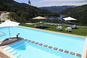 Outdoor pool, pool loungers - Dobau Village (Vieira do Minho)