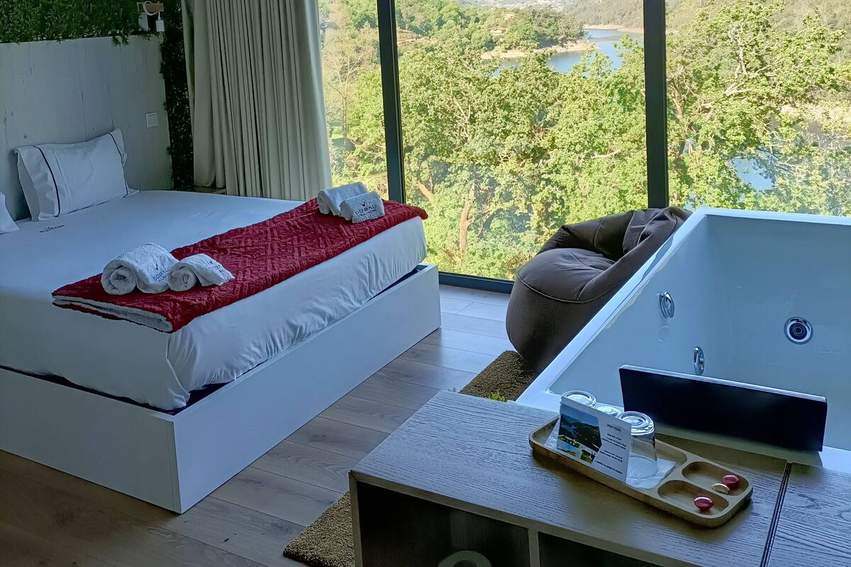 Rom – superior | Memory foam-senger, minibar, blendingsgardiner og lydisolert