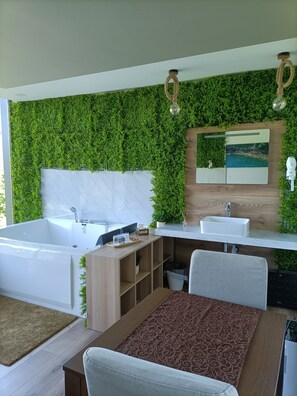 Habitación doble Deluxe | Camas con efecto memoria, minibar, cortinas blackout y insonorización 