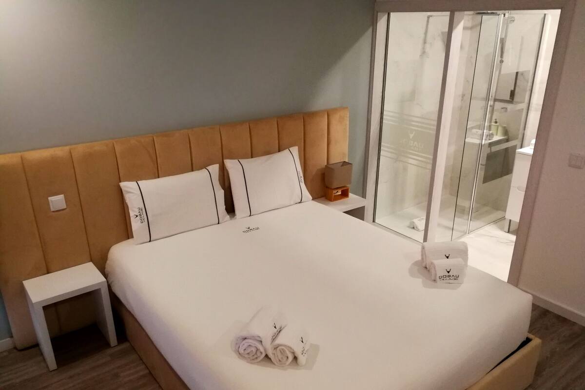 Memory foam-senger, minibar, blendingsgardiner og lydisolert