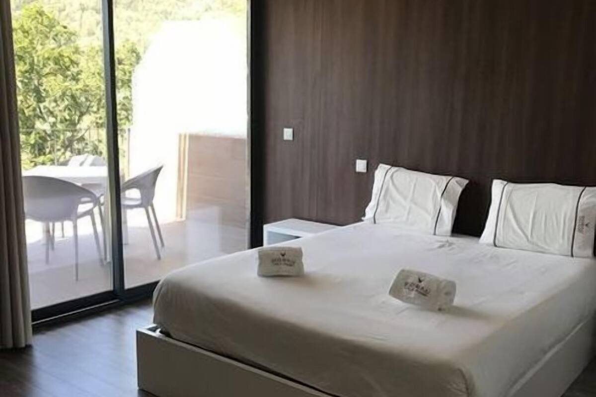 Familierom | Memory foam-senger, minibar, blendingsgardiner og lydisolert