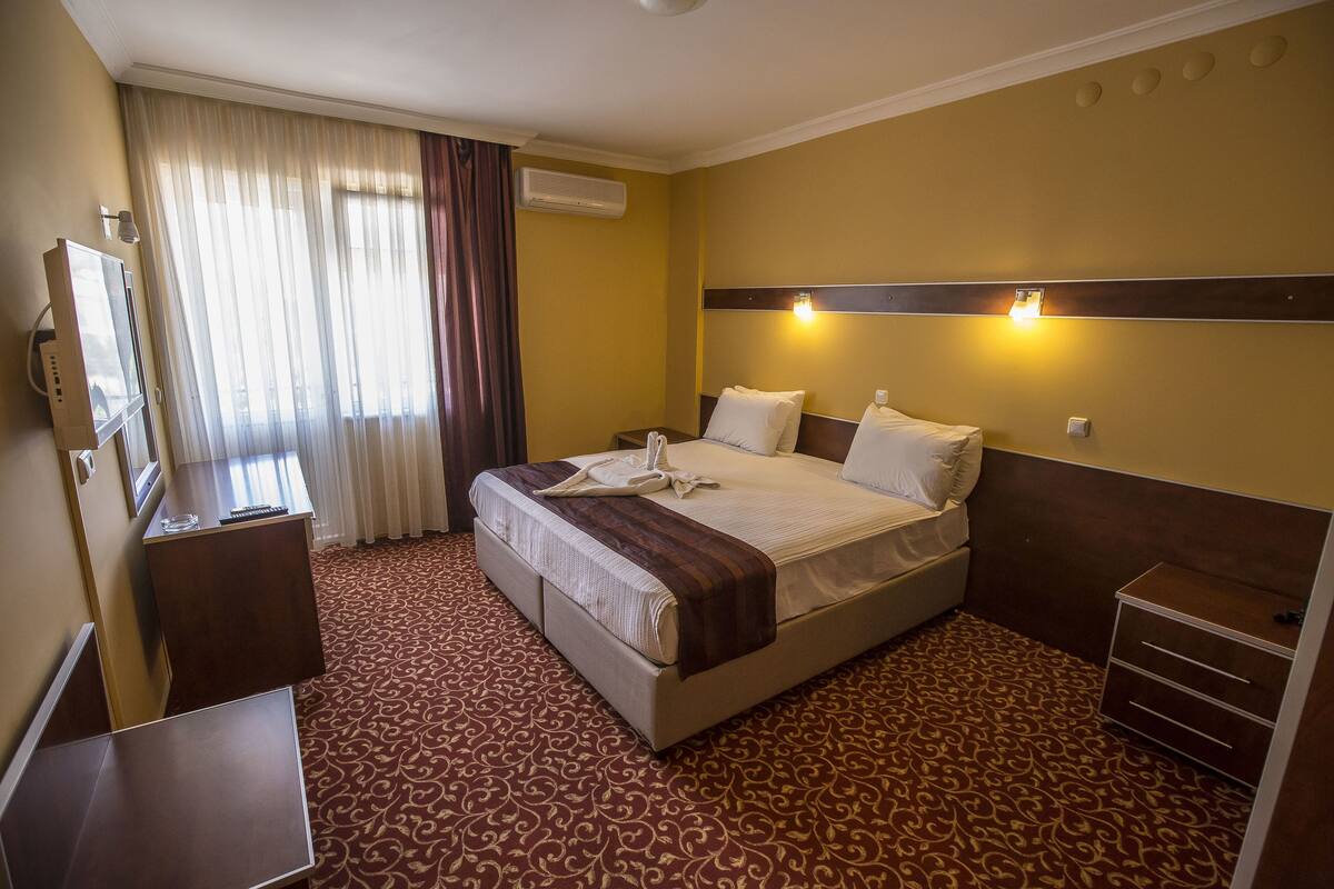 Standaard kamer, 1 twee- of 2 eenpersoonsbedden | 1 slaapkamer, een minibar, een kluis op de kamer, een bureau