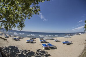 私人海灘、免費海灘小屋、躺椅、太陽傘