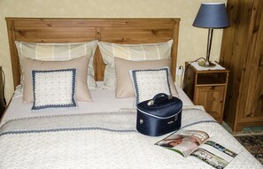 Design Suite, 1 Queen Bed, Mountain View