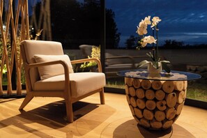 Deluxe Studio Suite, 1 Bedroom | Living area | 120-cm flat-screen TV with satellite channels - Clos Marie (Iguerande)