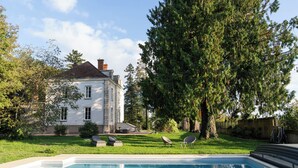 A large house with a swimming pool, surrounded by a well-maintained lawn and trees. - Clos Marie (Iguerande)