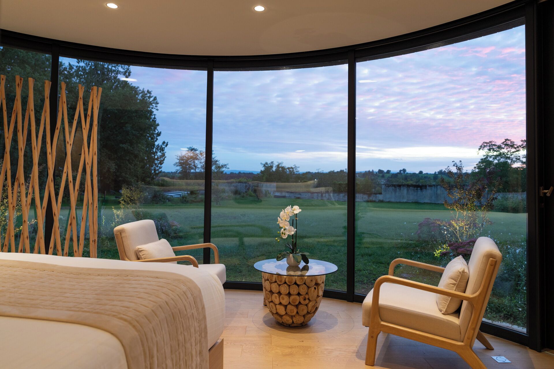 Suite estudio Deluxe, 1 habitación | Área de sala de estar | Televisión de pantalla plana de 120 cm con canales vía satélite 